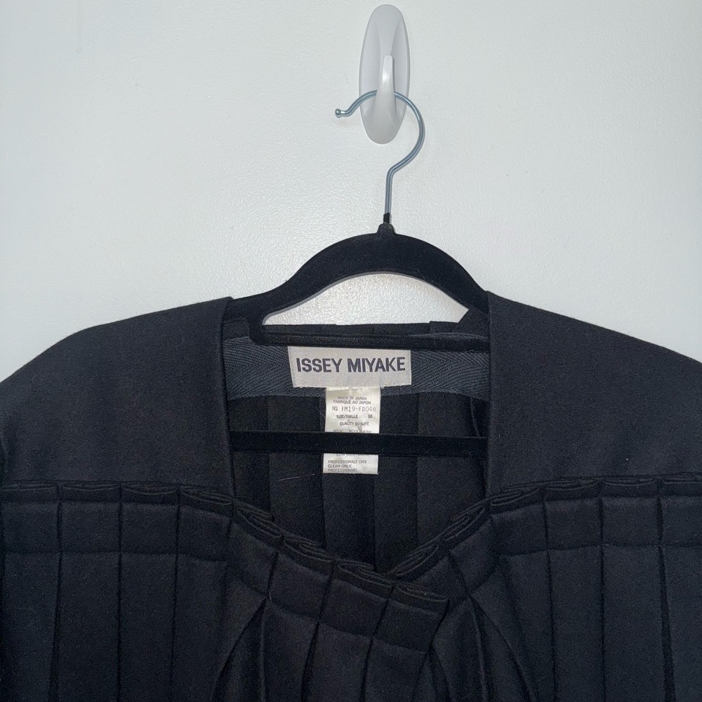 Issey Miyake Black Pleated Jacket - Picture 3 of 8